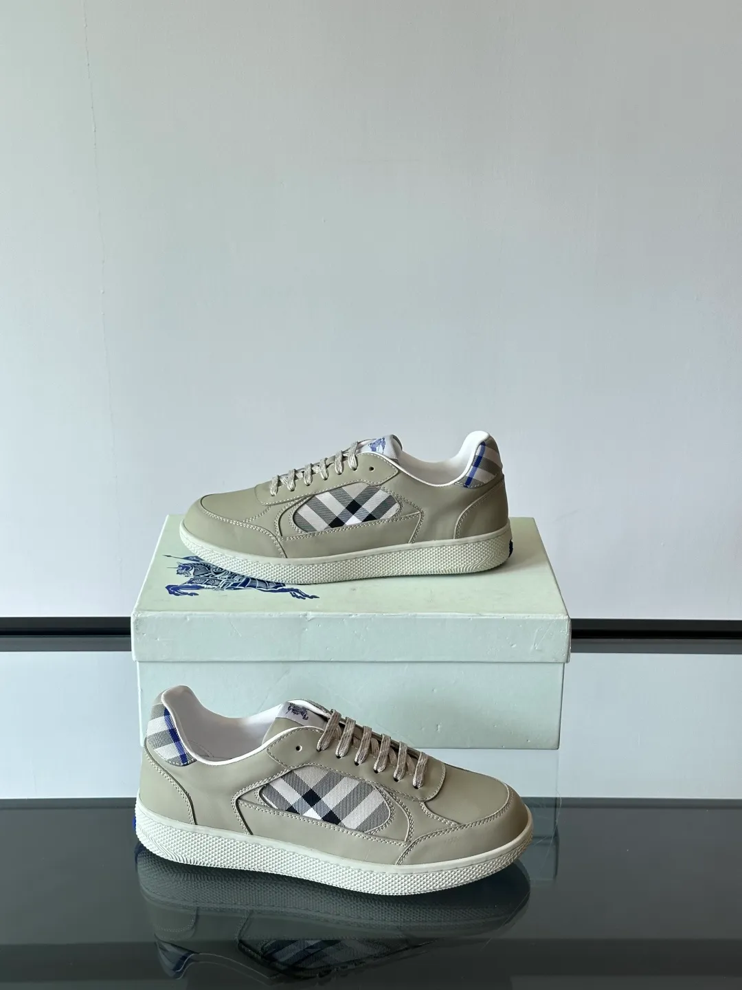 p400💰Men's Shoes ▫️B's men's classic low-top sneakers are reinterpreted with Vintage retro plaid cotton and cowhide materials, and are decorated with a new brand logo. Features embossed Burberry lettering logo on heel and original outsole! Size: 38-44 (45.46 customized)
